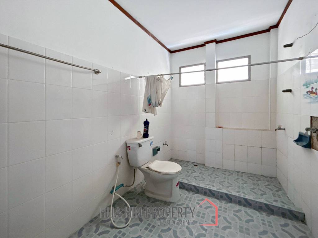 Prime Location : 2 Storey Townhouse On Soi Selakam