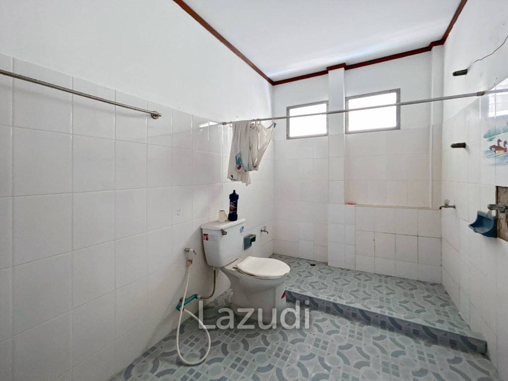 Prime Location : 2 Storey Townhouse On Soi Selakam