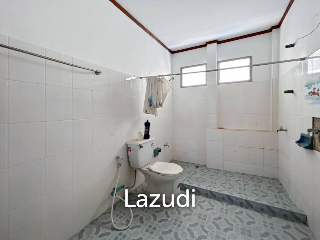 Prime Location : 2 Storey Townhouse On Soi Selakam