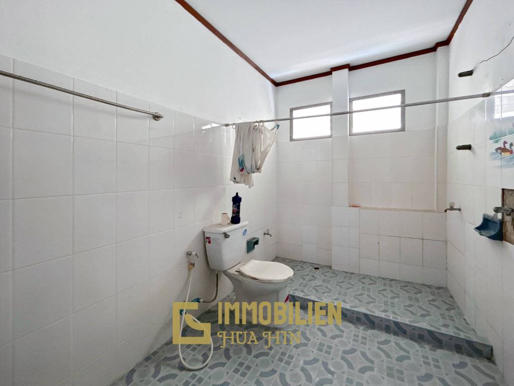 Prime Location : 2 Storey Townhouse On Soi Selakam