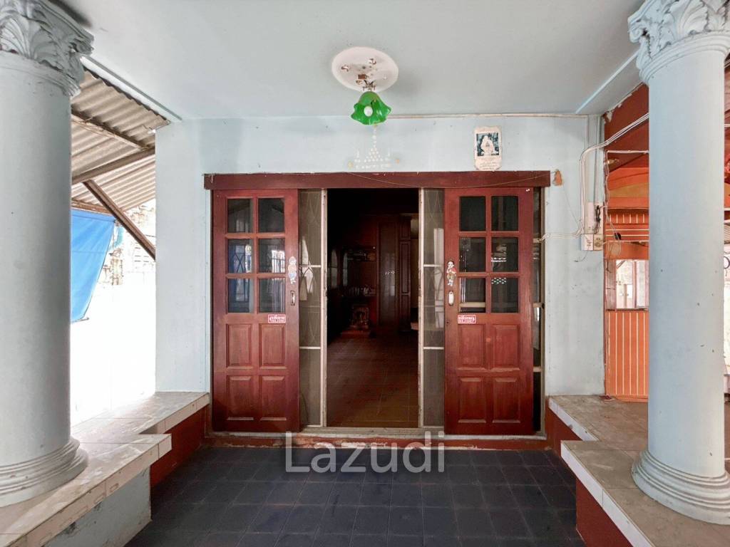 Prime Location : 2 Storey Townhouse On Soi Selakam