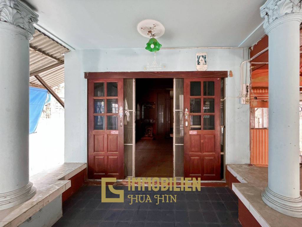 Prime Location : 2 Storey Townhouse On Soi Selakam