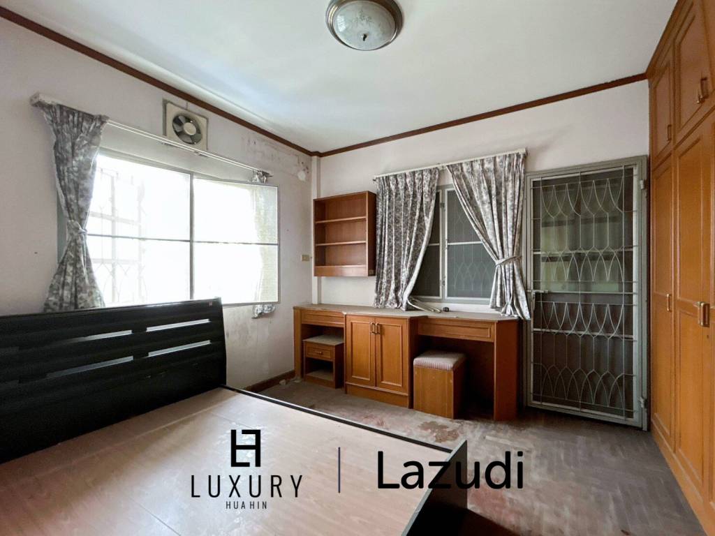 Prime Location : 2 Storey Townhouse On Soi Selakam