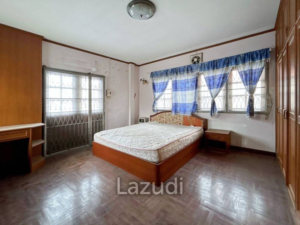 Prime Location : 2 Storey Townhouse On Soi Selakam