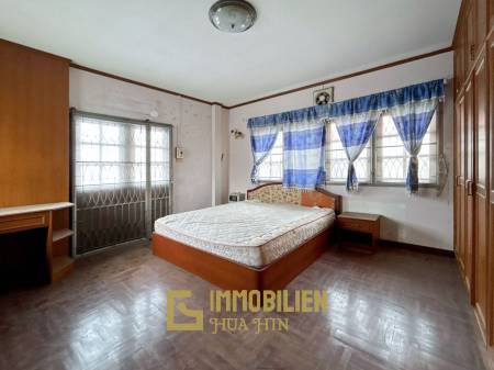 Prime Location : 2 Storey Townhouse On Soi Selakam