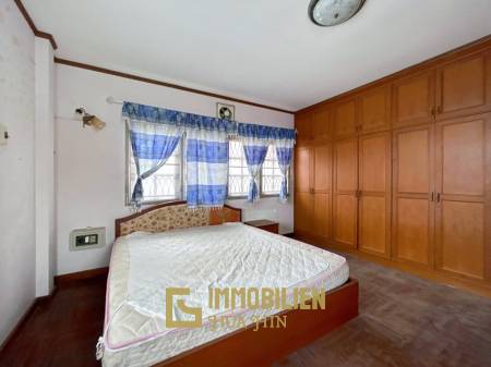 Prime Location : 2 Storey Townhouse On Soi Selakam