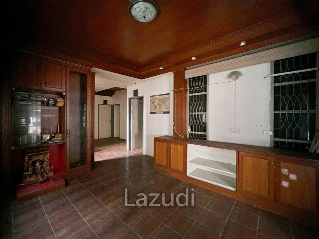 Prime Location : 2 Storey Townhouse On Soi Selakam