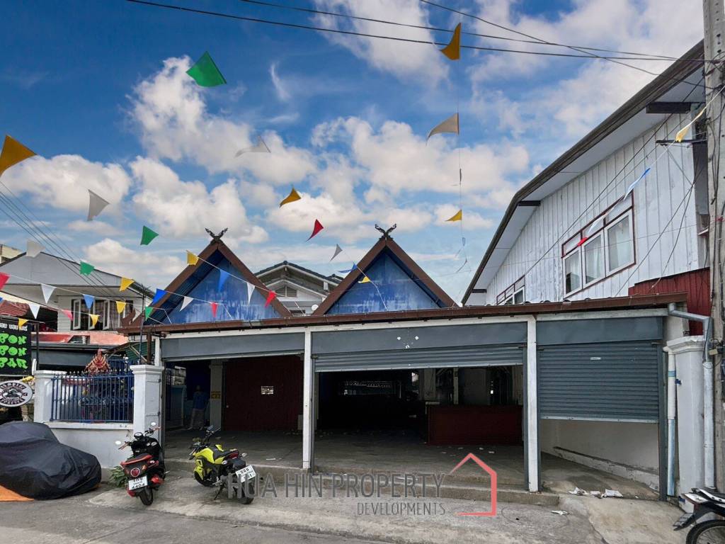 Prime Location : 2 Storey Townhouse On Soi Selakam