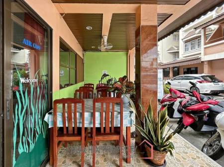 4 Storey Townhouse : 12 Bedroom Hotel On Soi 67
