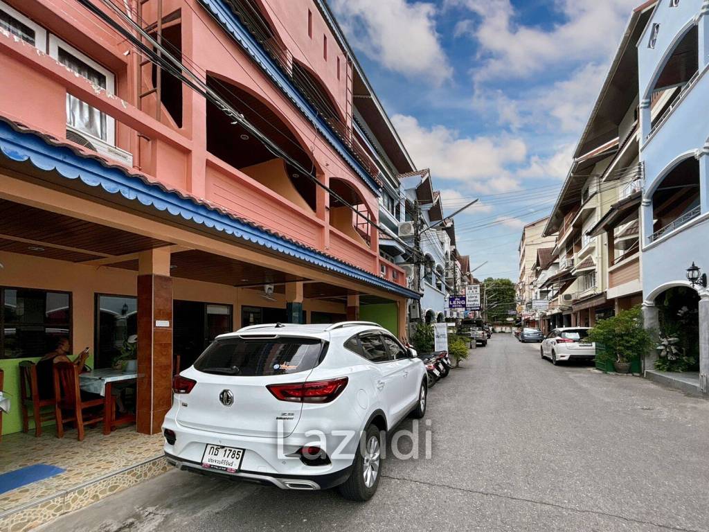 4 Storey Townhouse : 12 Bedroom Hotel On Soi 67