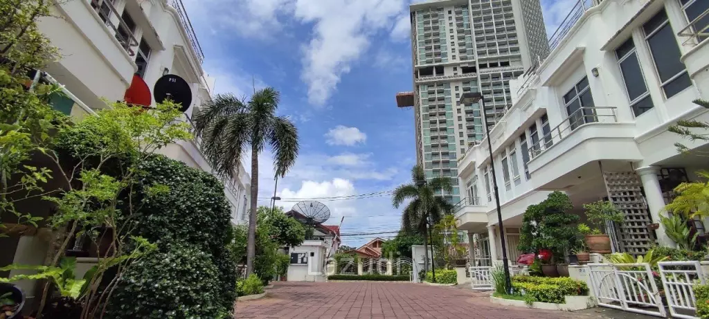 3 Storey House for Sale in Wong Amat Pattaya