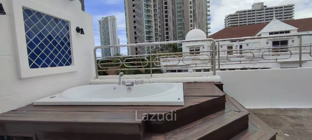 3 Storey House for Sale in Wong Amat Pattaya