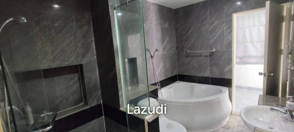 3 Storey House for Sale in Wong Amat Pattaya