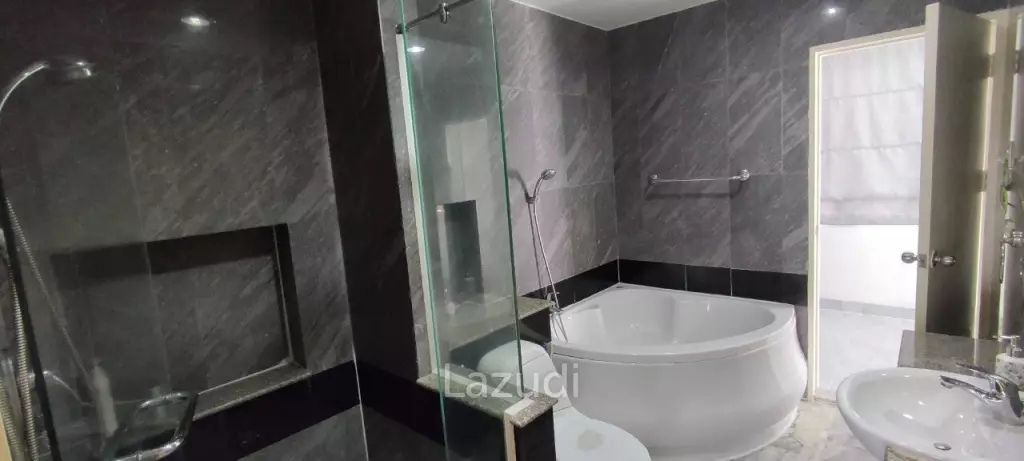 3 Storey House for Sale in Wong Amat Pattaya