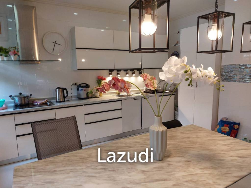 Large 2Storey house with 4 Bedrooms for Sale