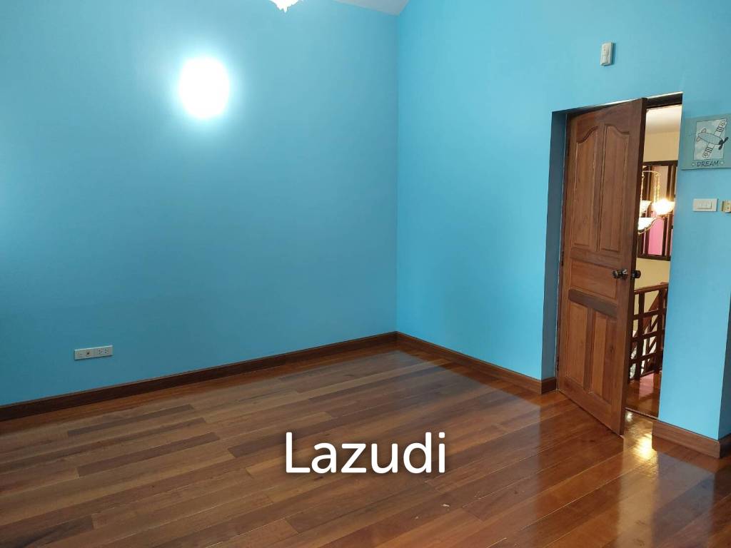 Large 2Storey house with 4 Bedrooms for Sale