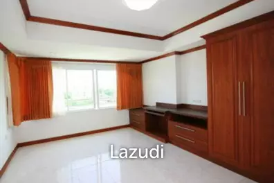 Condo on the 6th floor with nice views of mountains and the sea