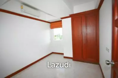 Condo on the 6th floor with nice views of mountains and the sea