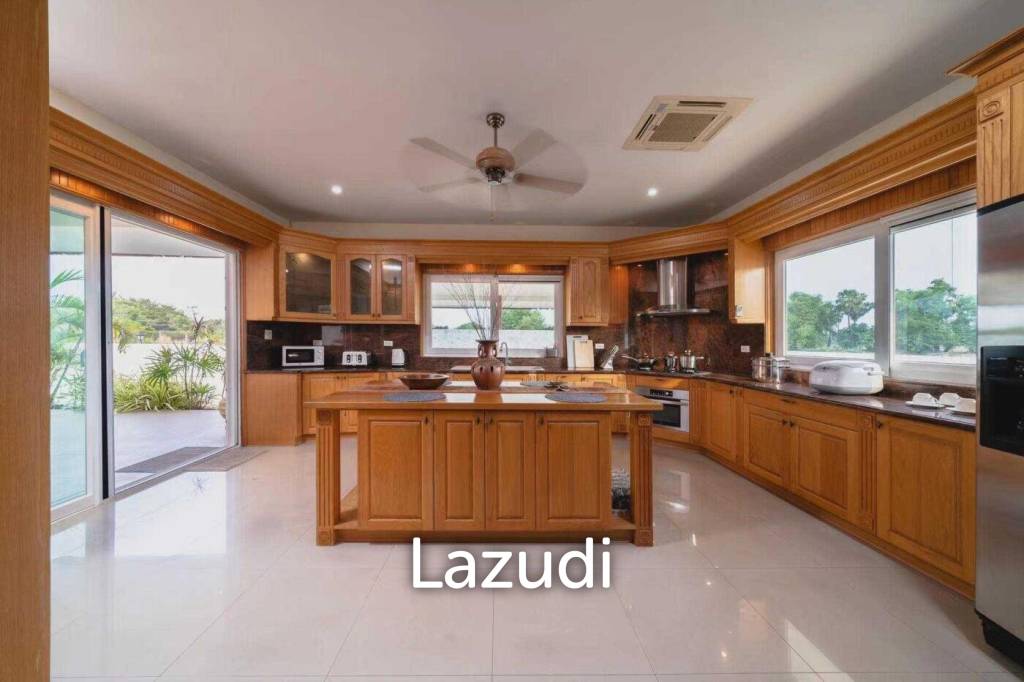 Luxurious Pool Villa in Huay Yai for Sale.