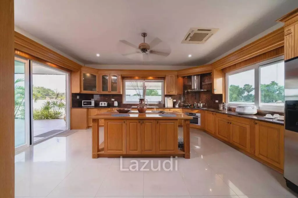 Luxurious Pool Villa in Huay Yai for Sale.
