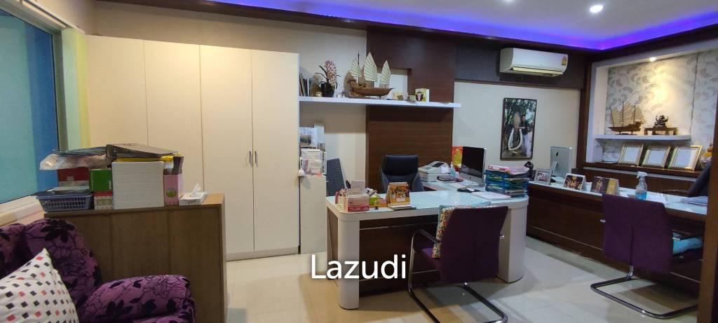 3 Storey Shop house building for Sale