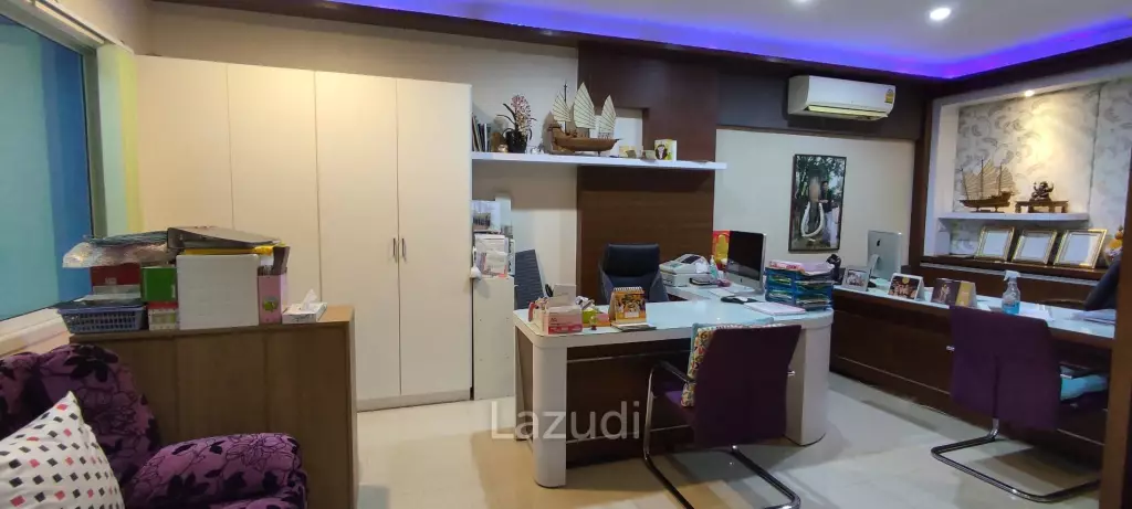 3 Storey Shop house building for Sale