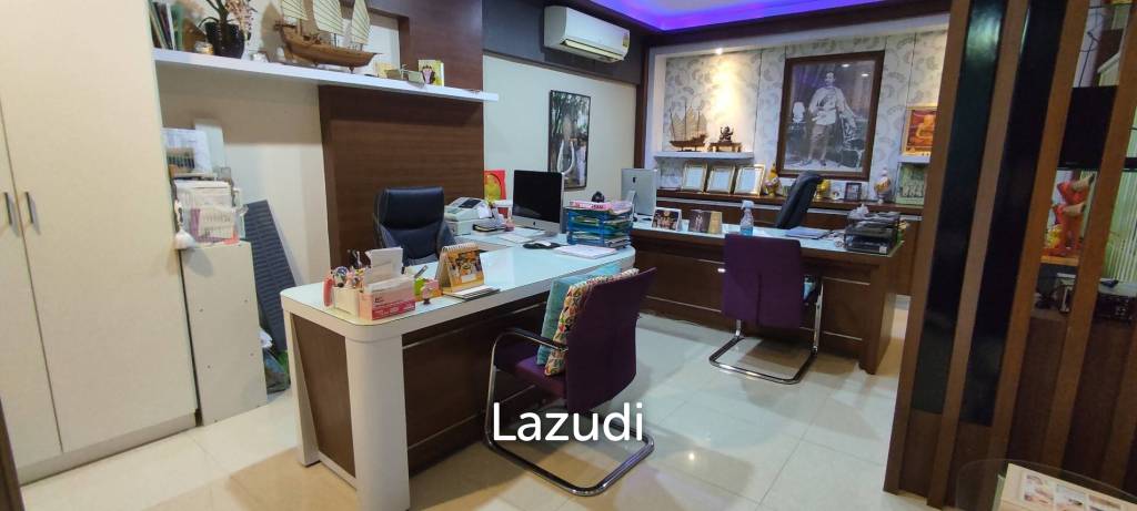 3 Storey Shop house building for Sale