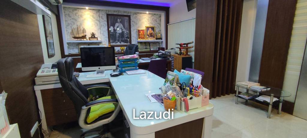 3 Storey Shop house building for Sale