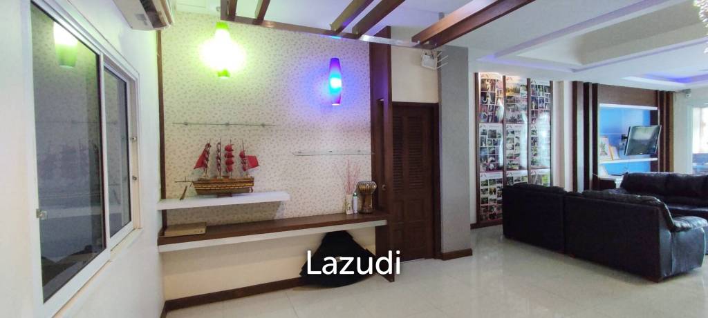 3 Storey Shop house building for Sale
