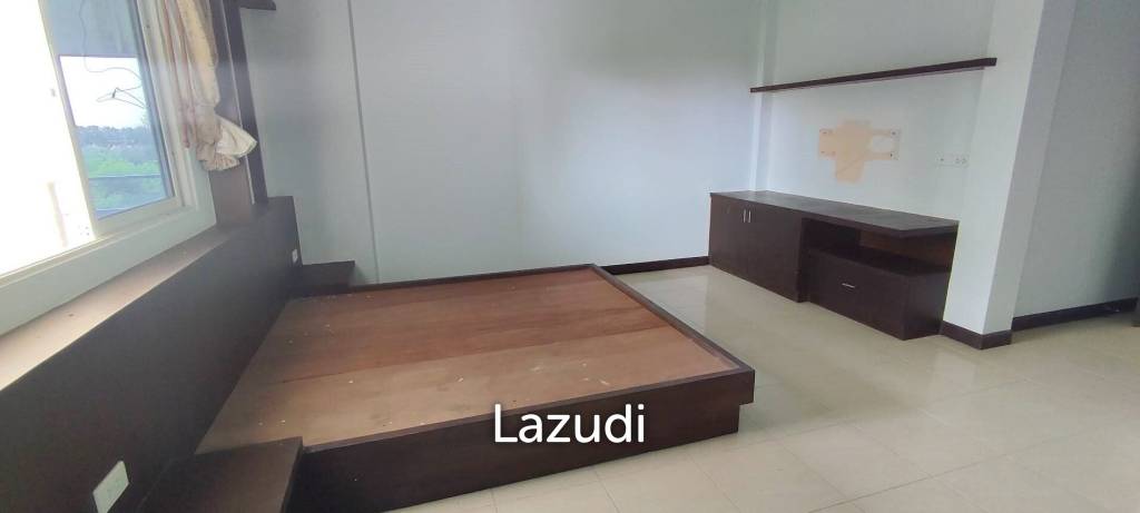 3 Storey Shop house building for Sale