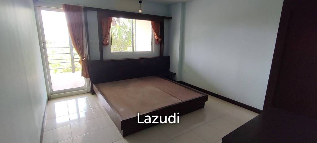 3 Storey Shop house building for Sale