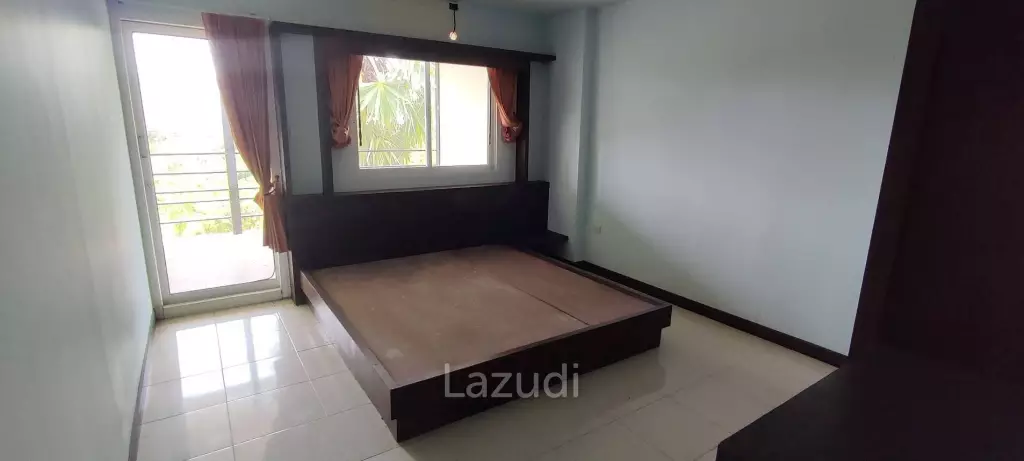 3 Storey Shop house building for Sale
