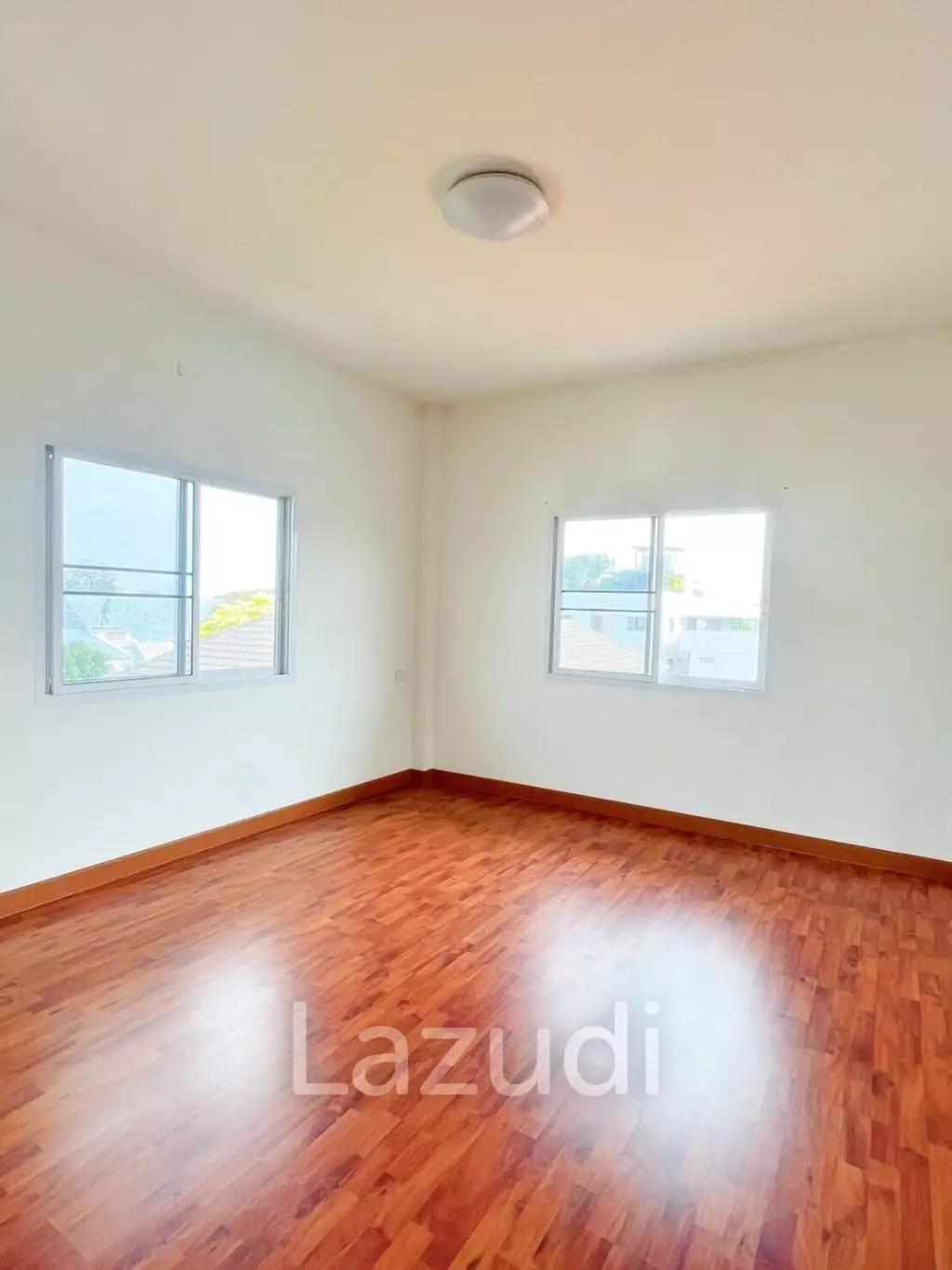 3 Storey Detached House with a wide Garden