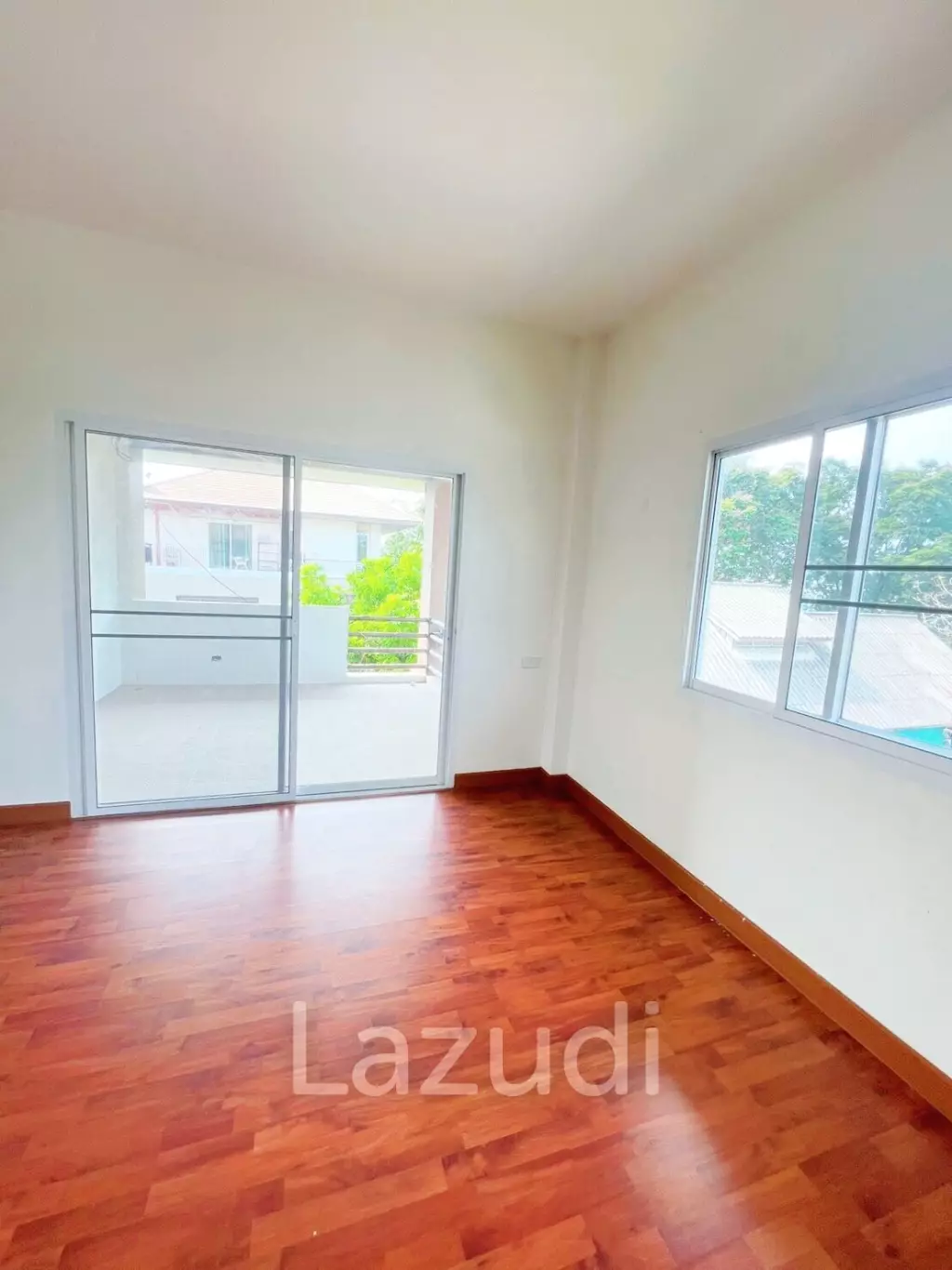 3 Storey Detached House with a wide Garden