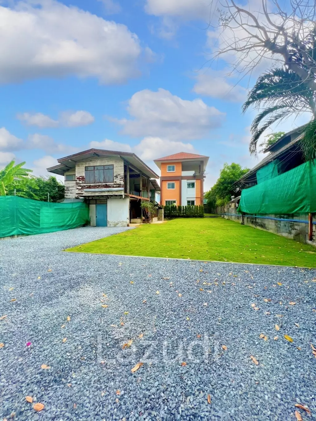3 Storey Detached House with a wide Garden