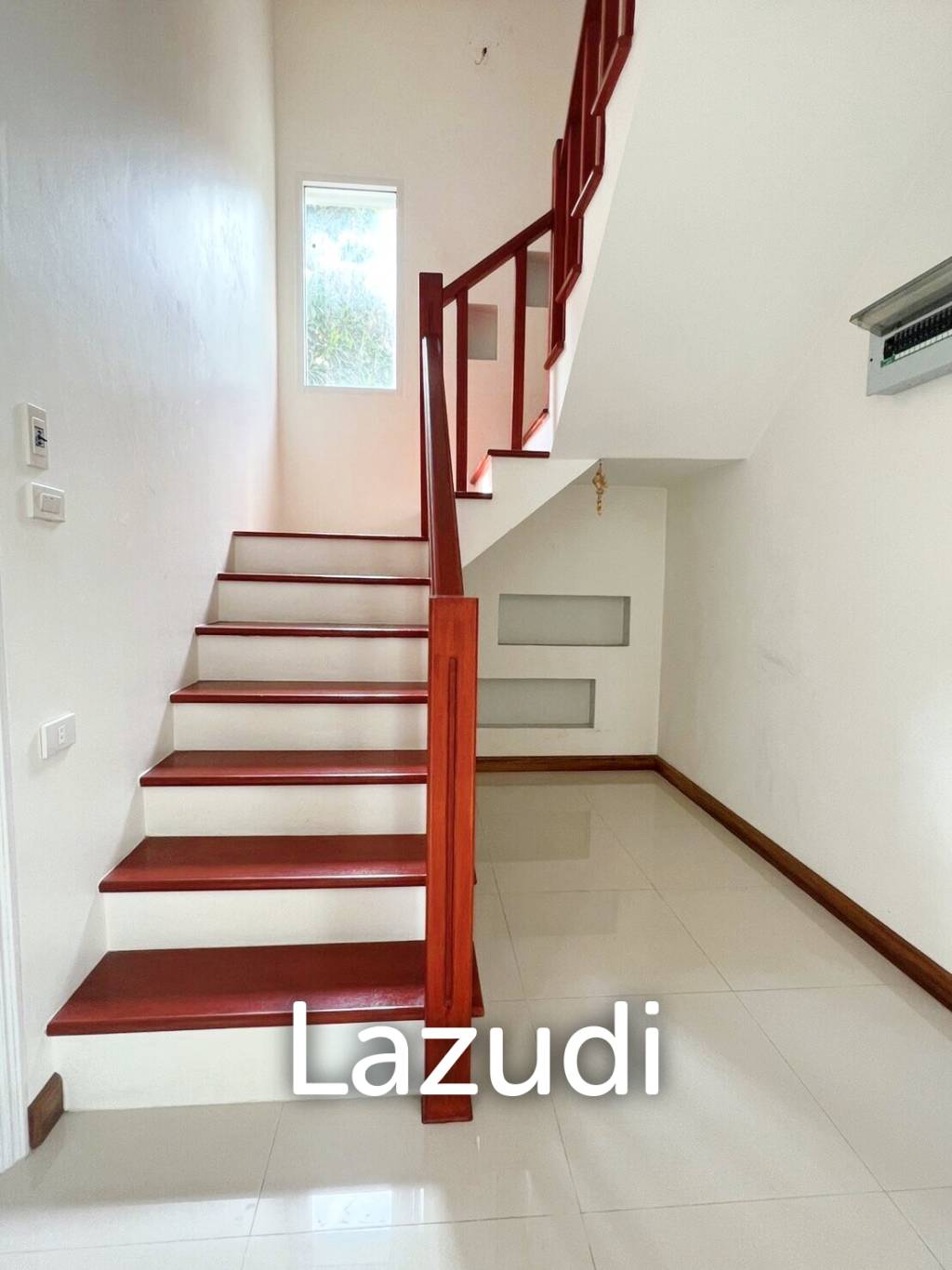 3 Storey Detached House with a wide Garden