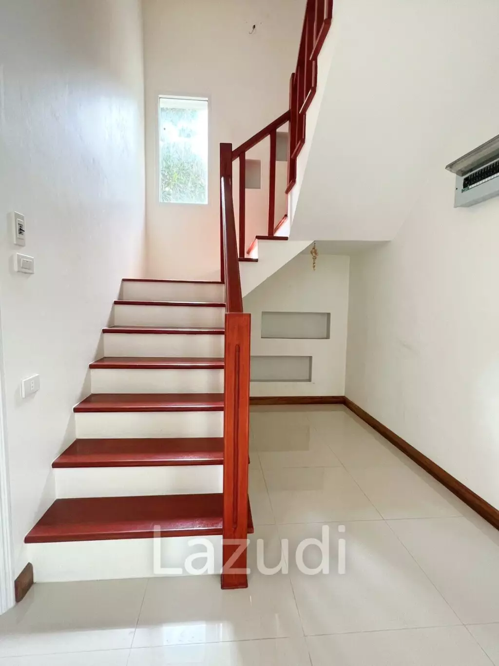 3 Storey Detached House with a wide Garden