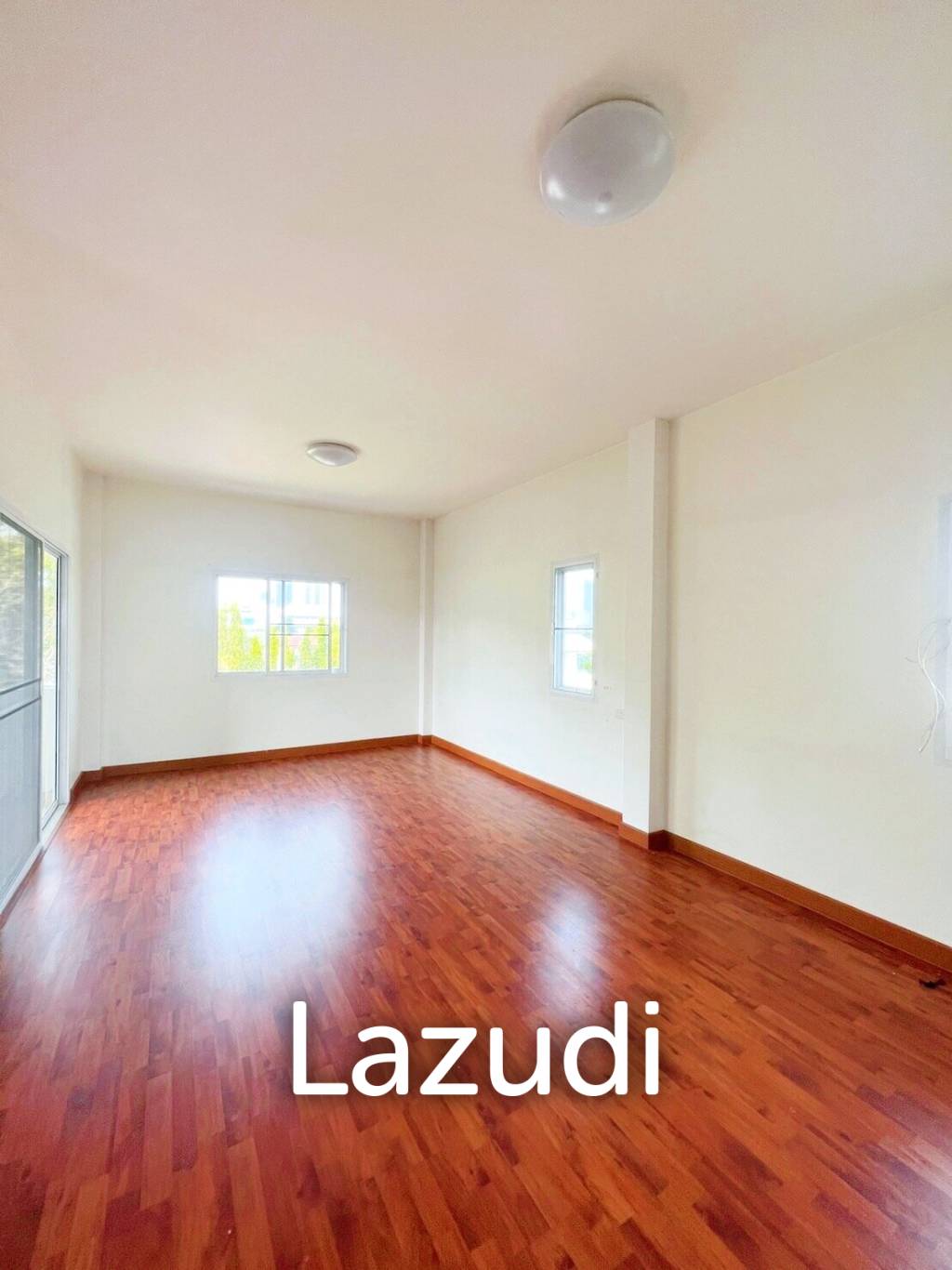 3 Storey Detached House with a wide Garden