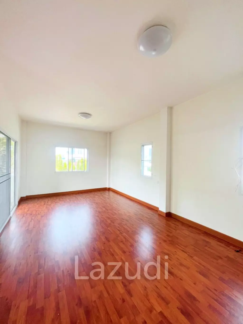 3 Storey Detached House with a wide Garden