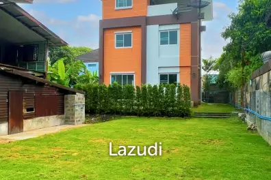 3 Storey Detached House with a wide Garden