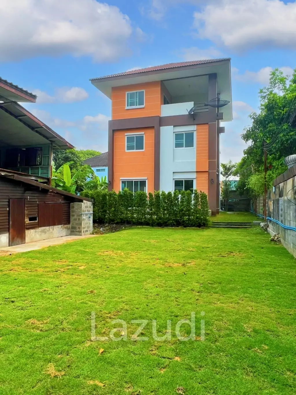 3 Storey Detached House with a wide Garden