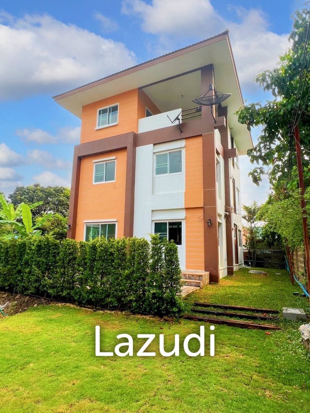 3 Storey Detached House with a wide Garden