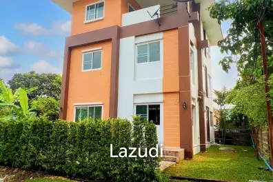 3 Storey Detached House with a wide Garden