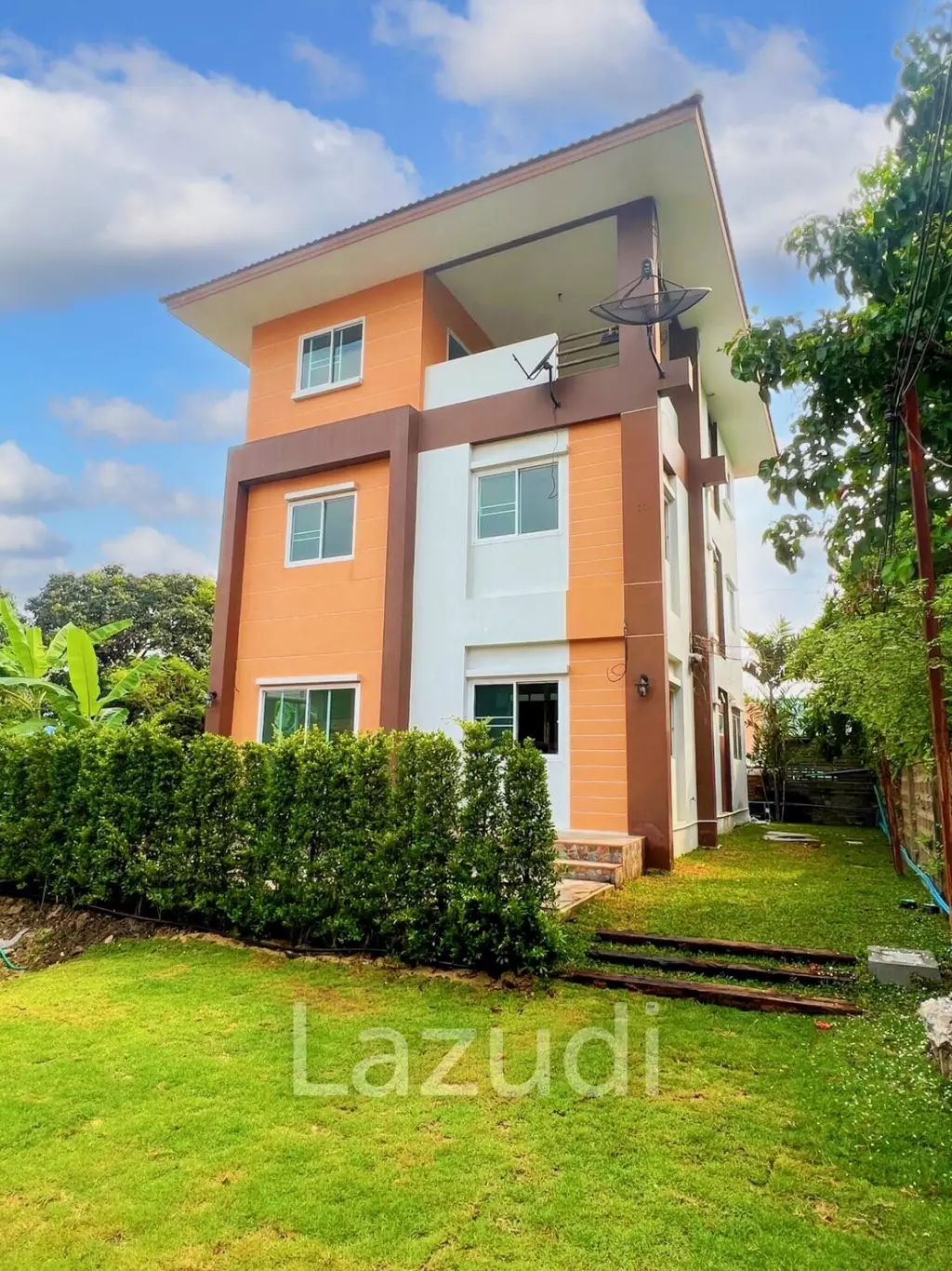 3 Storey Detached House with a wide Garden