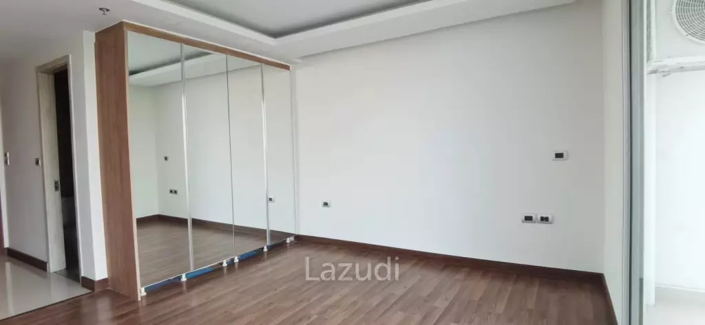 Studio 1 Bathroom 31.76 SQ.M. The Peak Tower