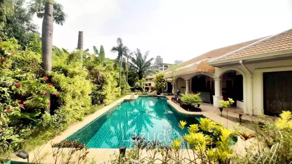 3 Bedrooms Pool Villa House for Sale in Jomtien