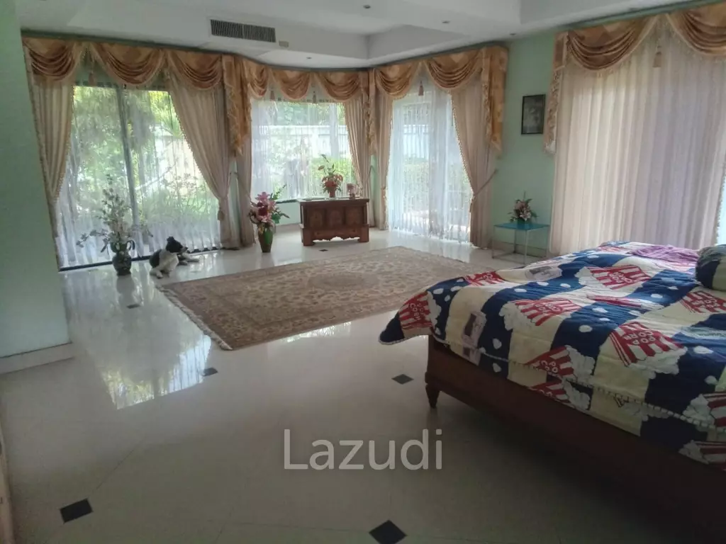 3 Bedrooms Pool Villa House for Sale in Jomtien