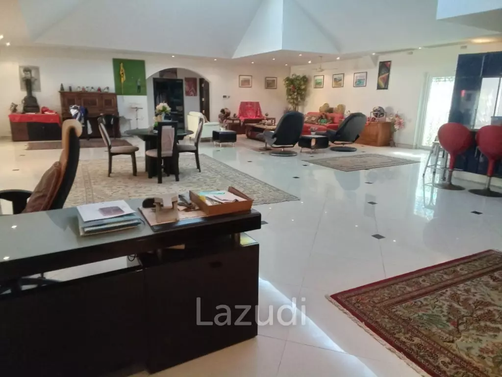 3 Bedrooms Pool Villa House for Sale in Jomtien