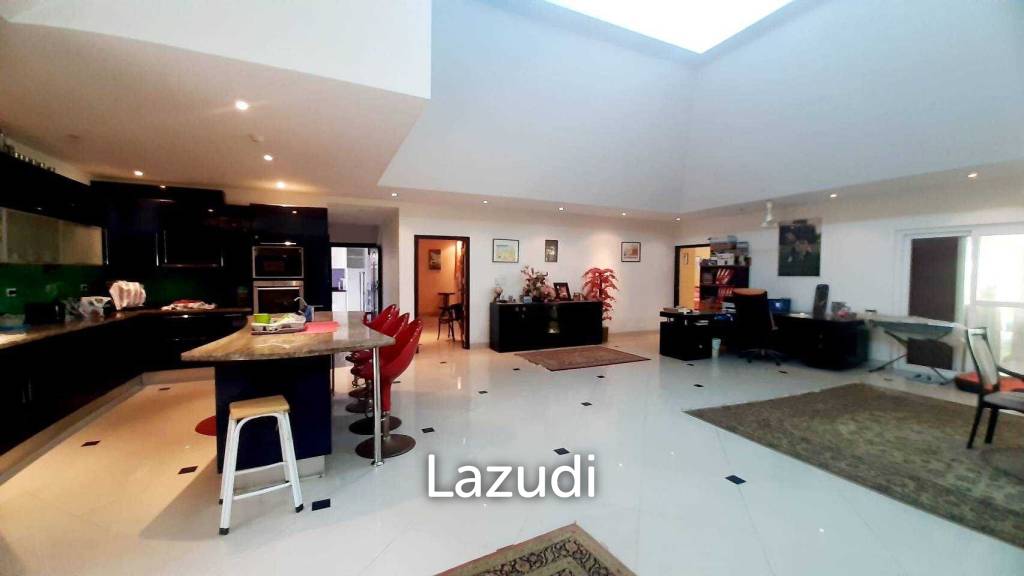 3 Bedrooms Pool Villa House for Sale in Jomtien