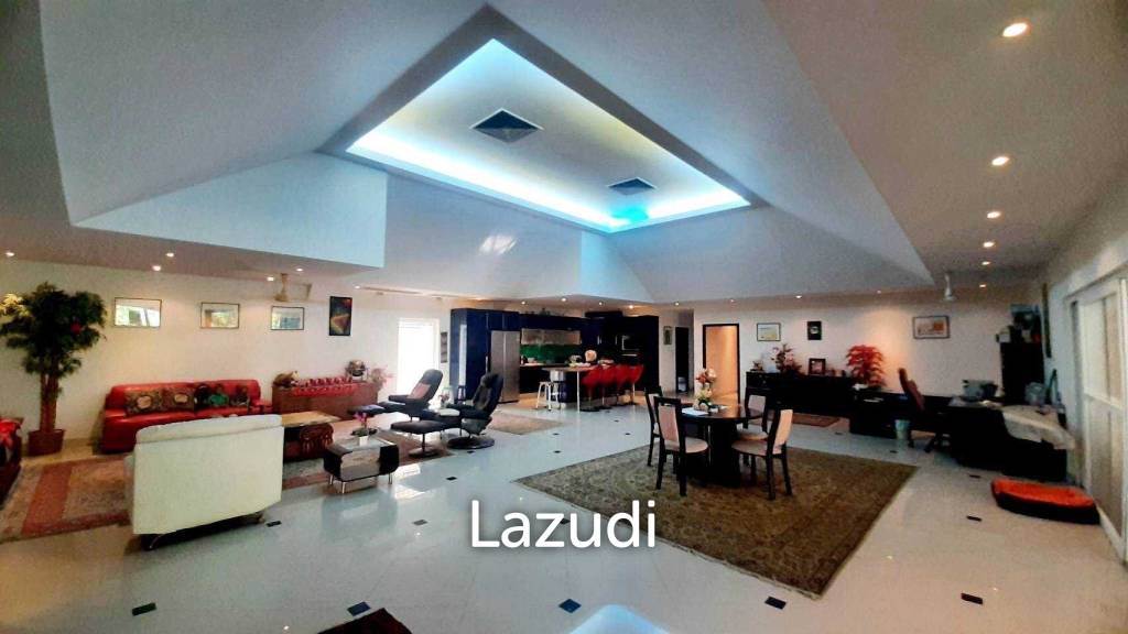 3 Bedrooms Pool Villa House for Sale in Jomtien